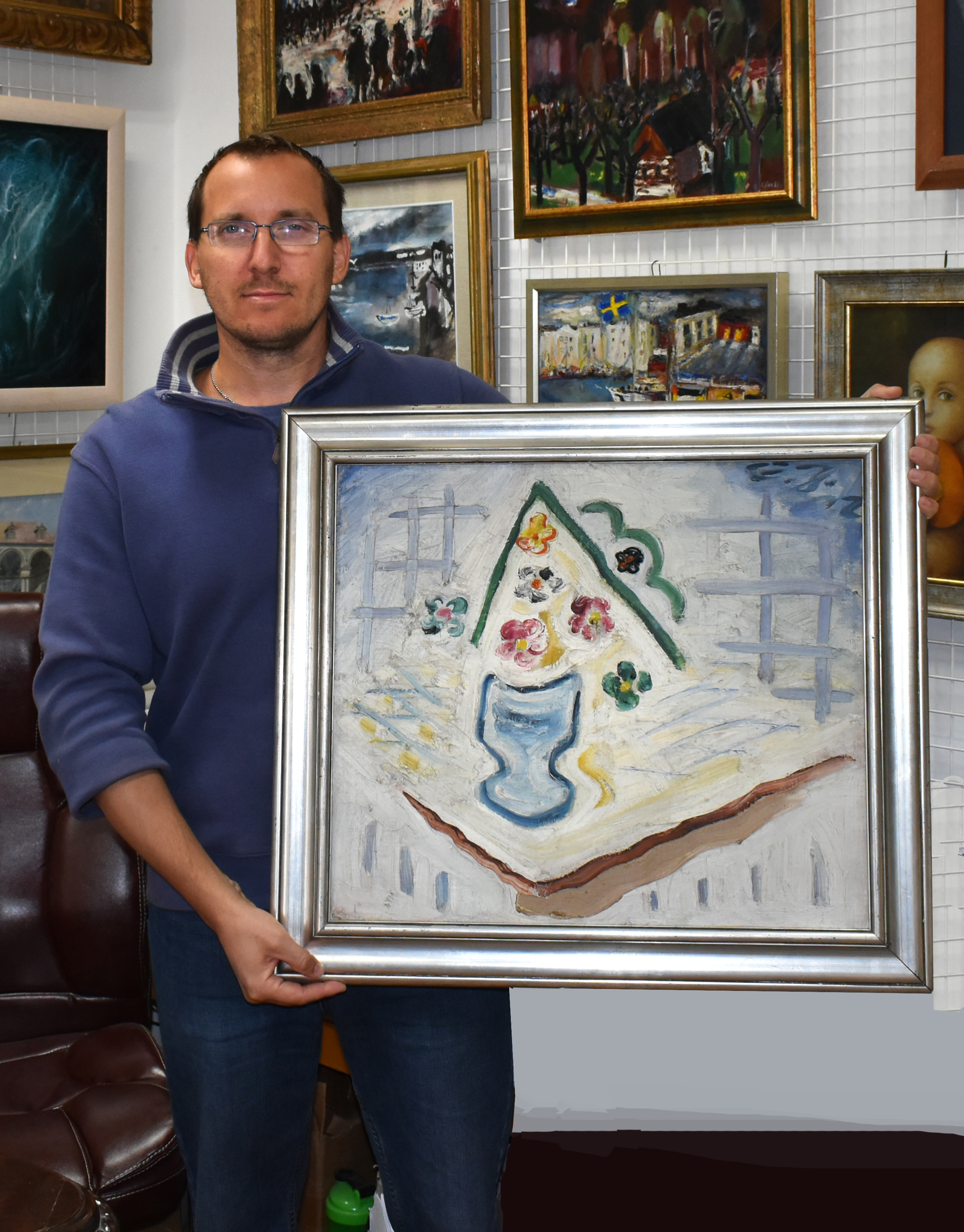Galerista Tomáš Hruška s obrazem Josefa Čapka
